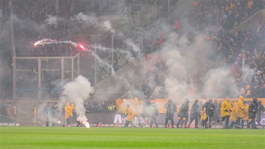 Krawalle im Zweitliga-Topspiel - Pyro und Platzsturm: Dynamo- und Hertha-Fans eskalieren