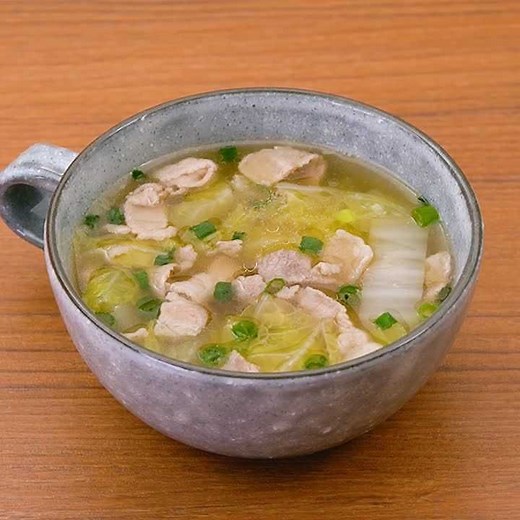 鶏ガラスープの素で味が決まる！豚肉と白菜の中華スープのレシピ | デリッシュキッチン