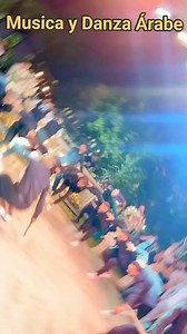 Grupo Dabketna Información del Dabke:⚠️ El origen de la dabke (debka/debke/debkeh/dabka), que en árabe significa "zapateo", está en entre el Líbano y Palestina. Una teoría posible dice que se originó como consecuencia de una necesidad: En la antigüedad las casas eran de piedra y barro con sus techos de madera, paja y barro. Se ponían unos tirantes como postes de teléfono sobre los techos y luego se hacía una capa de paja y barro de 50 cm de espesor. Como consecuencia del clima, esta capa se resq