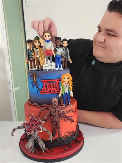 Deliciosa torta de cumpleaños temática de Stranger Things