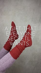 Socks for Christmas are only okay if they’re cashmere 😆 We have a range of Scottish cashmere socks on our website, for both men and women, and prices range from £32-£38. We have two types of Scottish cashmere socks, bed socks and every day socks. Bed socks are 100% cashmere and are best for wear at home to keep you cosy. The every day socks are 90% cashmere and 10% nylon, this makes them a little bit more hard wearing and can be worn out and about. Shown in this video are the bed socks in just