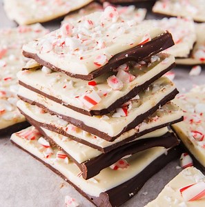 Homemade Peppermint Bark is the perfect gift for EVERYONE on your list. Full recipe: http://dlsh.it/J0xU6Mz | Delish
