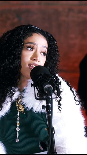 bar4bar.tv on Instagram: "@vinalove - “More Of You” LIVE 🎶✨ Full video with @bar4bar.tv on YouTube 🔌 Check out the official lyric video on YouTube too! Produced by @mayorcapellagrey & @wellz.nyc 🔊🔊"