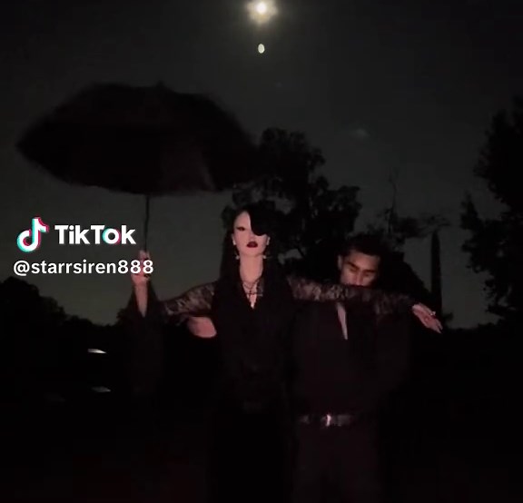 Morticia y Gomez: Un Amor Gótico en el Cementerio