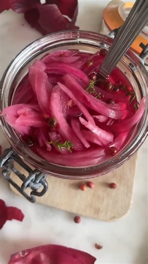 Depuis que j’ai découvert les pickles d’oignons rouges, j’en mets PARTOUT ! C’est super pour donner de la couleur à une assiette, et relever un plat. Vous avez déjà essayé ? Pour les ingrédients, il vous faudra : 1 oignon rouge 50g de vinaigre de cidre 50g d’eau 40g de cassonade 1 cc de fleur de sel 1 feuille de laurier 1 cc de baies rouges 1 clou de girofle 2 petites branches de thym Et la recette complète est dans le premier commentaire ! #recettefacile #PicklesMaison #faitmaisoncuisine | Cuis