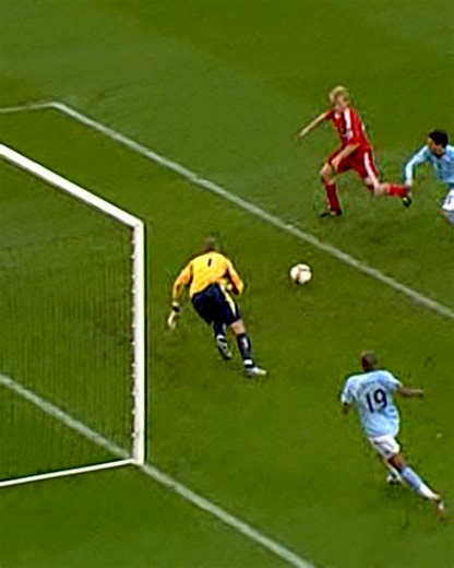 Dirk Kuyt with an injury-time winner after a Torres double turned the deficit against Man City 😱 | Liverpool FC