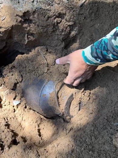 Eles encontraram um valor inestimável do tesouro dentro da botija da beira do rio - parte 1 . . . #discoverychannel #treasure #parte1 #priceless