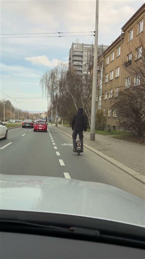 Vypadá to šíleně, ale je to překvapivě stabilní . Jel bys na tom?#jednokolka #EUC #shortsvideo
