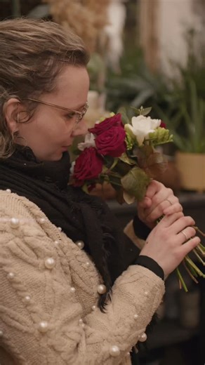 ATELIER N | LE MANS on Instagram: "Réalisation d’un bouquet de mariée avec des roses rouges, freesia blanc et de eucalyptus. #fleurs #fleuriste #lemans #anaisnaville #mariage"