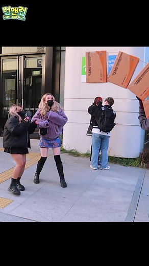 박스가 머리위로 떨어진다면? Falling box prank #틱톡순삭 #몰카 #prank #fyp #foryou #foryoupage #runandrun #pranks #comedy #funnyvideos