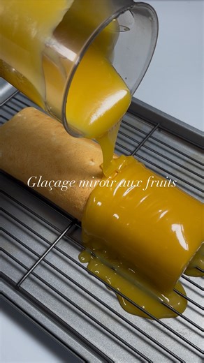 Mélodie Granjon on Instagram: "Recette de mon glaçage miroir aux fruits 🥭 Voici ma méthode étape par étape 👇🏼 Ingrédients : • 150 g de glucose • 150 g de sucre • 100 g de purée de mangue (ou autre fruit) • 30 g de crème liquide 30% • 150 g de chocolat • 8 g de gélatine en poudre (ou 4 feuilles) Étapes : 1️⃣ Chauffe le sirop : sucre + glucose + purée de fruits à 103°C (équivaut à une belle ébullition si tu n’as pas de thermomètre). 2️⃣ Prépare ton récipient : de préférence un verre doseur haut