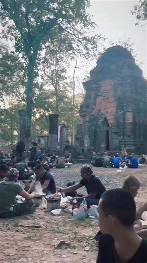 🇹🇭| January 1st - The Thai Army battalion commander held a New Year's barbecue to boost the morale of soldiers on the front lines at Don Tual Temple, Thailand. Video by : ตั้ม โนลา แค ———————————- #ASEANurbanist #thailand #DonTualTemple | ASEAN urbanist