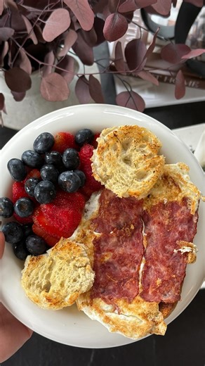What I eat in a day 🍞 all recipes in bio!! @thecoconutcult @kachava @amylufoods @prevailjerky #whatieat #wieiad #wieiadrealistic | Ellie Teale