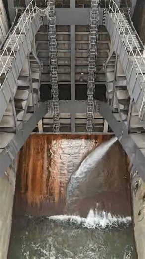 Large tainter gate leakage #civilengineering #hydropower #nature #mountains