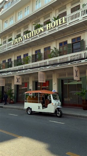 Louis Vuitton Hotel Bangkok 🏢👜🧳 : พามาชมสถานที่จริงของ LV Hotel ซึ่งตั้งอยู่ย่านเยาวราชครับ ความเจ๋งคือนี่เป็นครั้งแรกของไทยและที่เดียวในเอเชียตะวันออกเฉียงใต้เลยที่ได้ร่วมเปิดประตู Louis Vuitton Hotel งานนี้จะเป็นป็อปอัพแบบอิมเมอร์ซีฟเพื่อฉลองครบรอบ 130 ปี ลาย Monogram นั่นเองครับ ซึ่งก่อนหน้านี้ก็ได้ไปเฉลิมฉลอง LV Hotel ที่เซี่ยงไฮ้ นิวยอร์กและโซล (🔖 เปิดให้เข้าชมจริงวันที่ 11 feb - 15 mar 2026) . สถานที่จะเป็นอาคารบ้านตรอกถั่วงอกอายุร่วม 100 ปีที่ถูกรีโนเวทใหม่ แล้วตกแต่งให้กลายเป็นโรงแรม