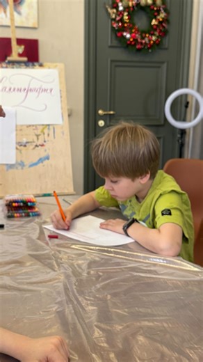 Студии рисования МАРИИ СОБОЛЕВОЙ on Instagram: "✍️ Как прошёл пробный урок по каллиграфии в Арт детям Красиво. Спокойно. Осознанно. И главное — стало понятно: красивый почерк — это навык, а не талант. Если буквы неровные, рука быстро устает или писать от руки неловко — значит, навык письма просто не сформирован. И это исправляется. 🪶 На занятии: • знакомились с каллиграфией остроконечным пером • учились чувствовать руку и ритм • увидели, как из простых элементов рождаются красивые буквы • посмо