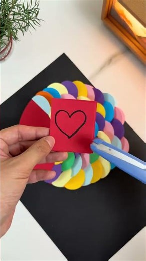 Small handicrafts to welcome the New Year. Use colored paper to make beautiful fish pendants for