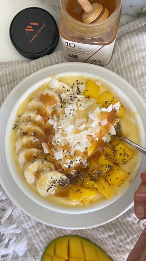 tropical smoothie bowl✨Let’s have a taste of summer with this refreshing and healthy tropical smoothie made with frozen banana, mango and pineapple, topped with coconut flakes, fresh fruit and a drizzle of this premium quality Manuka honey💛 Have a wonderful weekend peeps 😘🤗#smoothie #smoothiebowl #summer #summertreat #fruit | Cooking with Manuela