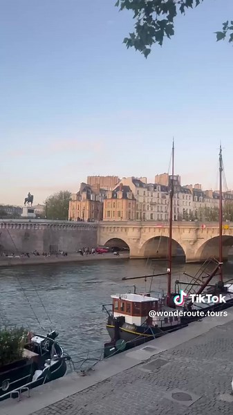 Explore Paris Highlights with Wonderoute Tours