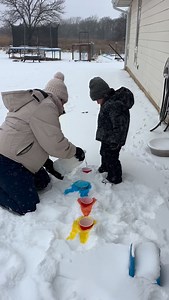 Snow volcanoes! Just combine baking soda and food coloring in a cup, put in the snow, and add vinegar. Such an easy & fun snowpocalypse activity! What activity or experiments are you trying with your kiddos while you’re snowed in?! | Jamie Coffman