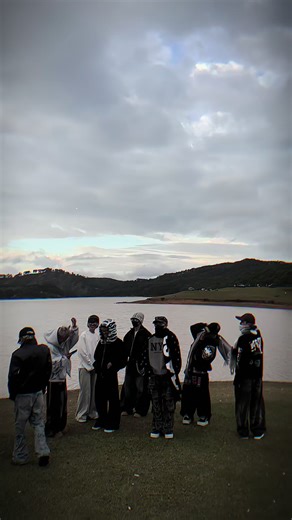 Nhạc cuốn outfit đi đám cưới