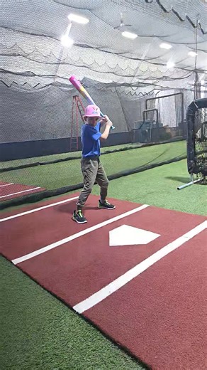 🔥 Bonjour mesdames et messieurs! 🔥 Aujourd’hui à l’Académie JSP avec Coach JSP, on vous présente un drill explosif de coordination œil-main avec Tyler 🎯 Objectif de l’exercice : Développer la connexion cerveau–yeux–mains à haute vitesse. 👉 Le concept est simple… mais redoutablement efficace. Coach lance deux balles de couleurs différentes en même temps. Au moment du lancer, il nomme une couleur. 💥 Tyler doit : Identifier rapidement la bonne couleur avec ses yeux Ajuster sa prise de décision