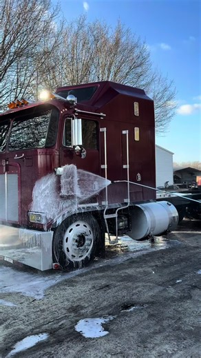 Little cab over action 😮‍💨#williamspressurewashing #truckwash #fyp #foryou #bigrig @Davis_kustomz