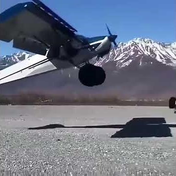 Un aterrizaje de poco más de un metro de aviones STOL en Alaska.