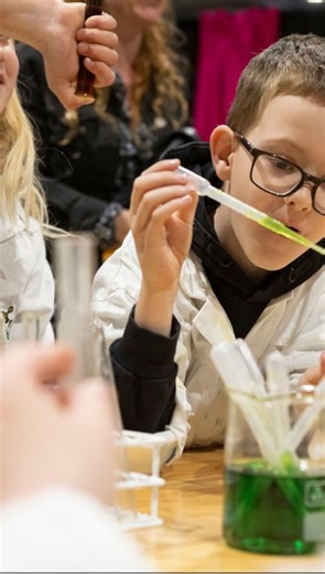 Looking for a family activity this weekend? 😊 Get curious at Experimentverkstaden (The Experimental Workshop) 🧪✨🧑‍🔬 @vetenskapsfestivalen is one of Europe’s leading popular science events and mixes science with culture in new and unexpected ways 🧑‍🔬 And this weekend, in Frihamnen, you and your family members can come and try experiments and activities suitable for children in the ages between 4-11. Here you can learn how to make your own paper, plant plants, engage in playful science exper