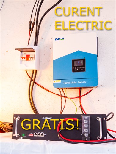 sistem fotovoltaic offgrid Ai casă și plătești facturi mari la curent? Citește asta. În clip îți arăt un kit fotovoltaic complet care poate acoperi o mare parte din consumul unei case și care se instalează foarte simplu. Kitul conține: Invertor off-grid Easun 7 kW – poate lucra independent și se conectează la rețea doar când este nevoie de energie suplimentară. Baterie LiFePO4 5 kWh – stochează energia produsă ziua și o folosești noaptea în casă. ️ 8 panouri fotovoltaice Trina Solar 445W monocri