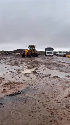 💪 ¡Seguimos limpiando Cananea! El Gobierno Municipal, a través de la Dirección de Servicios Públicos, continúa con los trabajos de limpieza y nivelación en las áreas del basurero municipal. Estas acciones permiten que la descarga de residuos sea más fácil, más rápida y sobre todo más segura para quienes trabajan y acuden a depositar basura. 🚛♻️ Cada jornada es un paso más hacia un entorno ordenado y funcional, demostrando que los impuestos sí se están invirtiendo en mejorar nuestros espacios. 