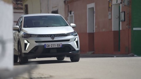 New Renault Captur E-Tech full hybrid 145 in Techno white Driving Video