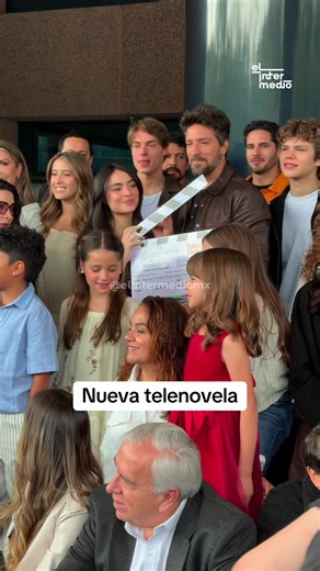 ¡Claquetazo oficial! Así se vivió el inicio de grabaciones de “Te Esperaba”, la nueva apuesta estelar de TelevisaUnivision bajo la producción de Silvia Cano. Esta gran historia es una adaptación del éxito filipino 'Un Amor Duradero', protagonizada por Valentina Buzzurro y David Chocarro. ¡El romance y los secretos del pasado prometen atraparnos por completo! El reparto está espectacular: Dalilah Polanco, Alex de la Madrid, Ana Bertha Espín, Altair Jarabo, Irán Castillo y el debut de Emiliano Isl