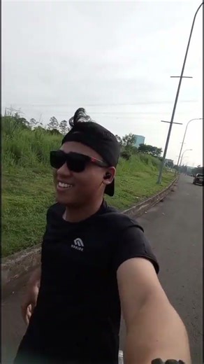 memaksakan senyum agar terlihat elegant, kalo lo?? #lari... #Shorts #azwarssani