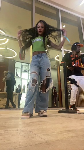 riyalicious (@riyahsecrettwin)’s video of yaya panton throwing it in a circle