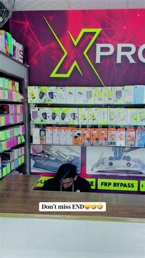 New 17 pro lya gal e koi ni 🤣🤣🤣#viralvideo #viralvideo #unfrezzmyaccount #fypシ゚ #tiktokteemdontunderviwemyvideo