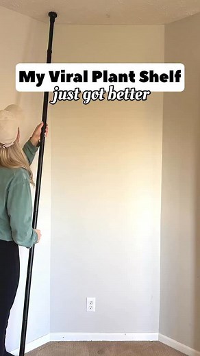 Comment ‘GROW’ for the setup! Adding grow lights will help your houseplants thrive this winter, and now is the perfect time to add them! This renter friendly setup is perfect for small spaces and holds a lot of plants! | House Plant