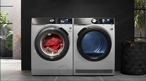 Parfaits seuls, inégalables ensemble : découvrez le lave-linge et le sèche-linge AEG Premium Black Edition 😍. Avec leurs designs assortis, leurs cycles associés et l’application qui permet de les contrôler de n’importe où, la preuve en est qu’à deux, c’est mieux 👌! https://link.krfl.be/230B | Krëfel