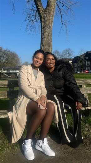 Vier Handen Op Eén Buik on Instagram: "Kadidia (17) en Melvin (18) zijn al ruim 3 jaar samen wanneer Kadidia onverwachts zwanger raakt. Het stel is dolblij met de zwangerschap. Vonneke Bonneke is er om Kadidia te steunen en brengt naast heel veel gezelligheid ook wat rust in de tent. Morgen om 20:25 te zien op NPO 3! 💕👶 #vierhandenopeenbuik #bnnvara #npo3"