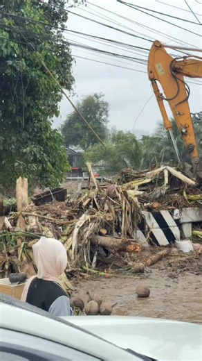 Latest Update ‼️ 📍Tubod Bridge, Iligan City Slightly passable na po ang Tubod Bridge para sa mga motorcycle po. Medyo traffic sa Mahayahay nga area kay gakamulo pa ang clearing operations. Nagsugod napog ulan! Amping ta kanunay! Para sa mga nangutana po, open ang Robinsons Iligan and passable napod ang Tambacan Bridge. #update #IliganCity #amping #BagyongBasyang | Jhearey Jumawan Huiso