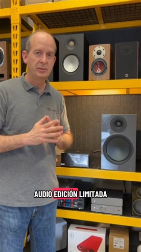 Audiófilo Store on Instagram: "Si buscas un sonido que llene la sala sin ocupar el espacio de una torre, el Monitor Audio Silver 100 7G Limited Edition Carbon es tu mejor aliado. • Estética de lujo: Un acabado en fibra de carbono que grita elegancia y modernidad. • Potencia sorprendente: Gracias a su driver de 8 pulgadas, sentirás unos graves profundos que normalmente solo esperarías de altavoces mucho más grandes. • Claridad cristalina: El icónico tweeter de cúpula dorada C-CAM ofrece agudos p