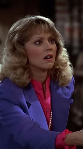 Sam meets Diane for the first time on Cheers