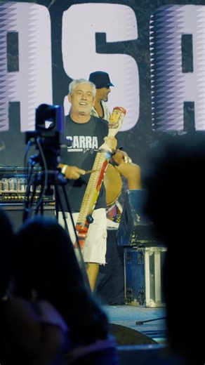 DELÍRIO TROPICAL | festival de música on Instagram: "Aperte o play e sinta o pulso do nosso primeiro dia! 🎞🔥 O Delírio Tropical abriu os caminhos em Itapuã de um jeito que só o Espírito Santo sabe fazer: com a alma lavada, a areia cheia e a nossa cultura ocupando o lugar de destaque. Do estalar do tambor do congo ao rock visceral que fez a lua vibrar, ontem foi a prova de que o nosso movimento é imparável. 🌊🎸 O line-up que fez história na abertura: DJ Leandro Bonfim (@leandro.bonfim.9), Cong