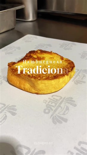 🧀🍔 ¿Por qué pedir la Tradicional del Chero? Porque hay sabores que no fallan 🔥 Jugosa carne 100% de res, pan suavecito, queso derretido, vegetales frescos y ese toque secreto del Chero que la hace inolvidable 🤤 No necesita presentación, solo una buena mordida 👊 Perfecta para los que aman lo clásico… pero bien hecho 💯