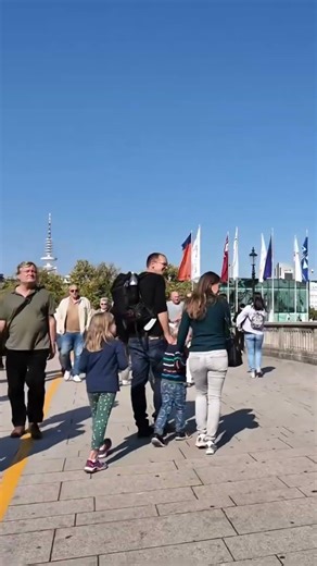 Sunny spring walk at Hamburg Alster 🌸 locals & visitors enjoying the view