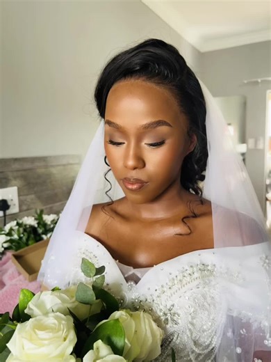 Never came across a bride stepping into her fairytale who wanted a more minimal, natural-looking bridal makeup 🤩. Yet she effortlessly looked soo finely exquisite ✨. May God bless your happily ever after 😍❤️🙏. #weddingday #beauty #bride #bridemakeup #bridgerton #makoti #weddingdress #weddingvibes
