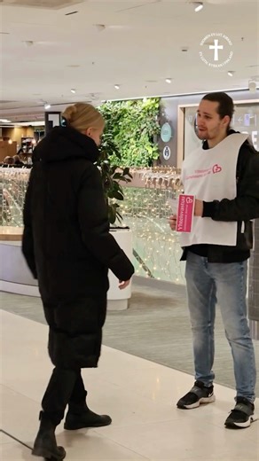 Kirkko Espoossa on Instagram: "Sunnuntaina 1.2.2026 käynnistyy vuosittainen Yhteisvastuukeräys, jonka teemana on ikäihmisten hätä. Yhteisvastuuseen voi osallistua monella tavalla; yksi tärkeä keino on vapaaehtoistyö lipaskerääjänä. Katso video, innostu ottamaan osaa, ilmoittaudu suoraan lipaskerääjäksi vapaaehtoistyö.fi -sivuilta tai kysy lisää seurakunnastasi. Jokaisen panos on tärkeä, kiitos kun olet mukana! #yhteisvastuu #vapaaehtoistyö"