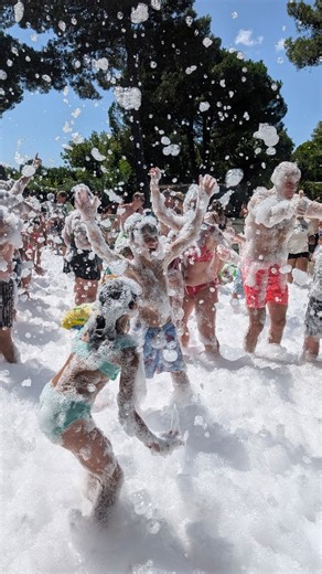 Explosion de mousse et pluie de sourires ! 💥🫧 La Mousse Party, un moment de pur bonheur à vivre tous ensemble.😍 Enfile ton maillot et viens danser, rigoler et te rafraîchir en famille ou entre amis ! Prêt à plonger dans la mousse ? 😎☀ Foam explosions and waves of smiles! 💥🫧 The Foam Party is a moment of pure joy to share all together.😍 Put on your swimsuit and come dance, laugh, and cool off with family or friends! Ready to dive into the foam? ☀😎 #MousseParty #SummerVibes #FamilyFun #Kid