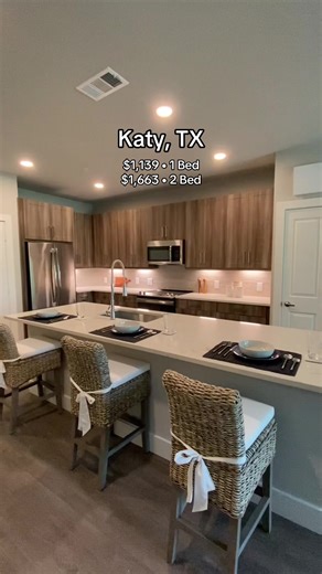 $1,139 • 1B/1B • 680sqft ✨ Katy $1,663 • 2B/2B • 1081sqft — When I say run don’t walk I mean SPRINT 🏃‍♀️ to catch this deal out in Katy THE PERKS: 👙 Sparkling pool 🏋🏼‍♀️ Fitness center 🍖 BBQ grills ⛳️ Gaming lawn 💻 WFH & coworking space 🐶 Dog park 🥦 Nearby H-E-B & Walmart Supercenter 🌮
