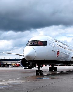 Welcome to Sweden and Stockholm Arlanda Airport, Air Canada🍁 Under torsdagen invigde vi Air Canadas allra första flight från Stockholm till Toronto med ett sprakande gateevent fyllt av tal, bandklippning, musik, cupcakes, alkoholfritt bubbel och diverse tilltugg 🎉 Linjen trafikeras två gånger i veckan med en stilig Boeing 787-8 Dreamliner och tillsammans med direktlinjen till Montreal, som vi inviger redan på lördag, blir det nu möjligt för våra resenärer att flyga över Atlanten hela fem gånge